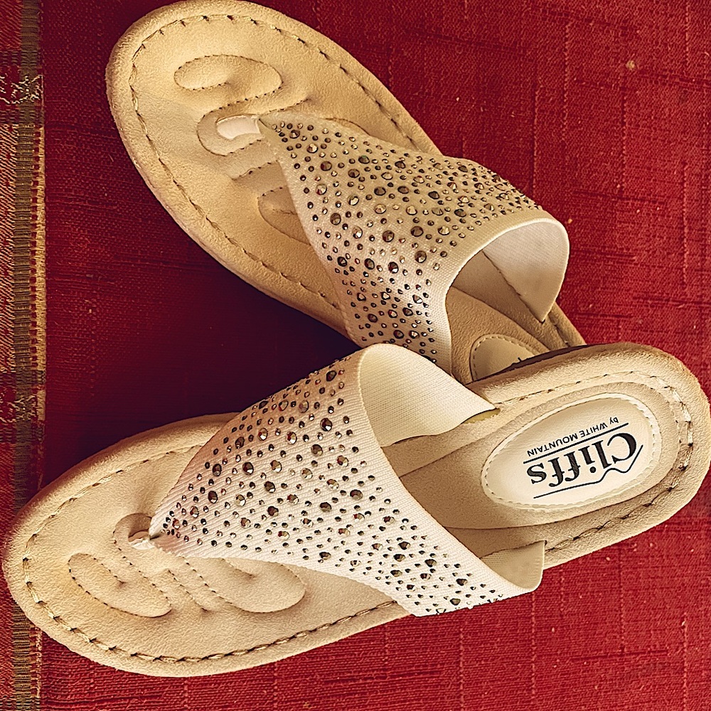 NEW! 8.5 Women’s thong sandals, 1” heel. SALE!!!!